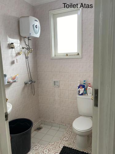 a small bathroom with a toilet and a window at Villa Puncak Resort Cipanas in Cikundul
