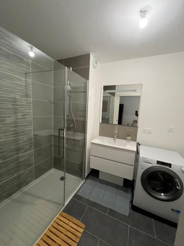une salle de bain avec douche et machine à laver dans l'établissement Nina, Appartement 2 couchages, Elégant, Wifi, Parking, à La Rochelle