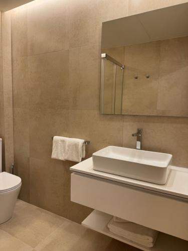 a bathroom with a sink and a mirror and a toilet at El Globo in Valencia