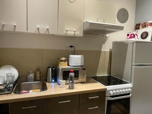 Dapur atau dapur kecil di Miramar Studio & Flats