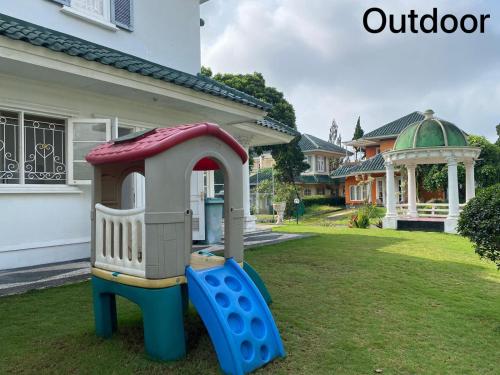 Zona de joacă pentru copii de la Villa Puncak Resort Cipanas
