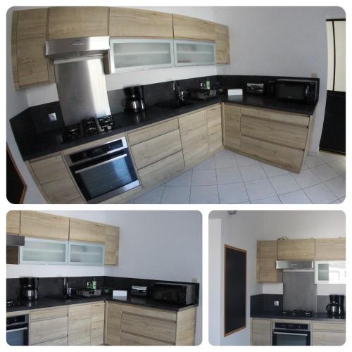 deux photos d'une cuisine avec armoires noires et en bois dans l'établissement Maison pleine de charme - Plage a 200m, à Saint-Brévin-lʼOcéan