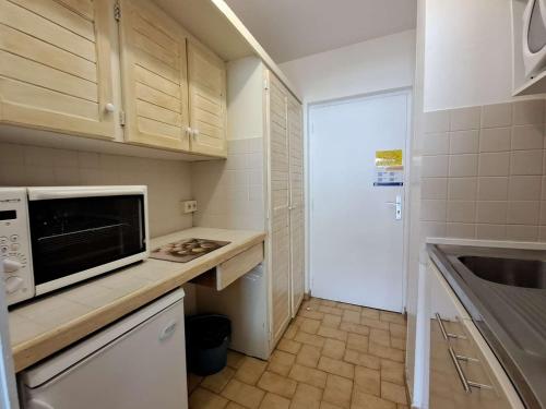 une petite cuisine avec un évier et un micro-ondes dans l'établissement Studio 4 pers. proche pistes, parking, WiFi, animaux acceptés - FR-1-525-198, à Saint-Étienne-en-Dévoluy