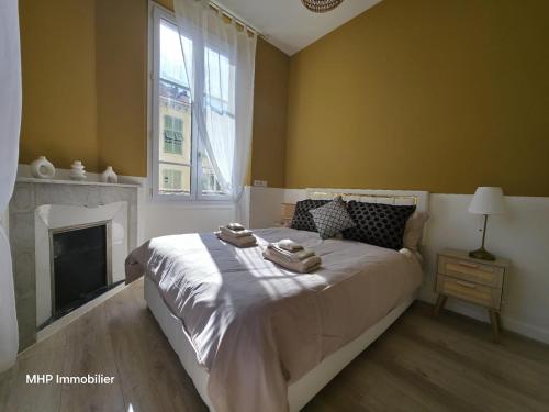 une chambre avec un lit avec deux serviettes dessus dans l'établissement Beldi, à Nice