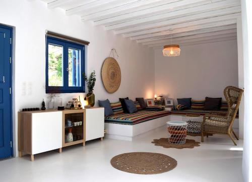 a living room with a couch and a table at Isla Catalina in Apollonia