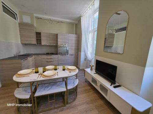 - une cuisine avec une table et une télévision dans la chambre dans l'établissement Beldi, à Nice