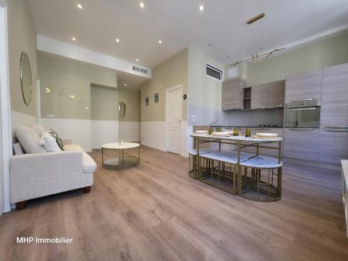 un salon avec un canapé et une cuisine dans l'établissement Beldi, à Nice