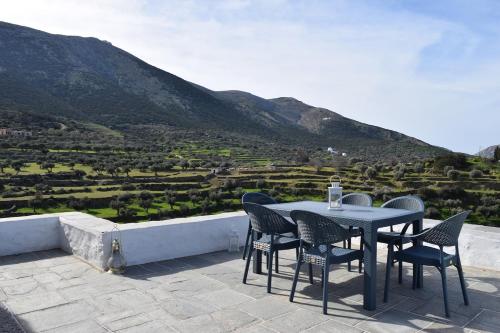 a table and chairs with a view of a mountain at Isla Catalina in Apollonia