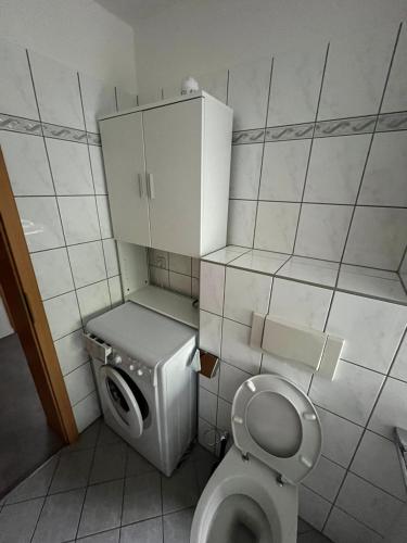 a small bathroom with a toilet and a cabinet at Gemütliche, ruhige Wohnung in direkter Uninähe in Chemnitz