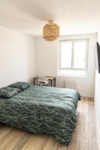 une chambre avec un lit, une table et une fenêtre dans l'établissement Les chambres d'Arnaud - appartement partagé de 3 chambres, à Toulouse