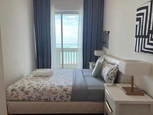 Ένα ή περισσότερα κρεβάτια σε δωμάτιο στο Straits Quay Seafront Suite l Panoramic Seaview