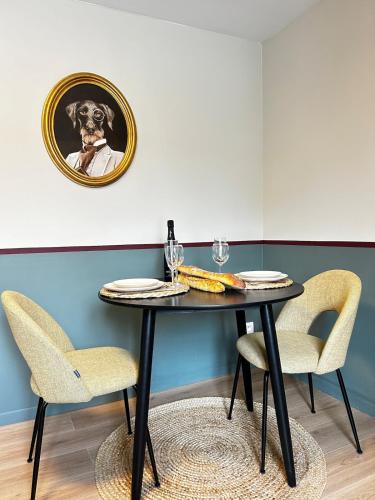 une table à manger avec une photo de chien sur le mur dans l'établissement E4 Reton Suite avec Balnéo T2 au couur d Épernay, à Épernay