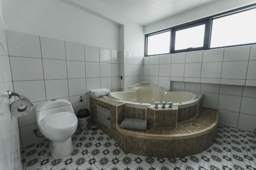 Un baño de San Pedro Apartments