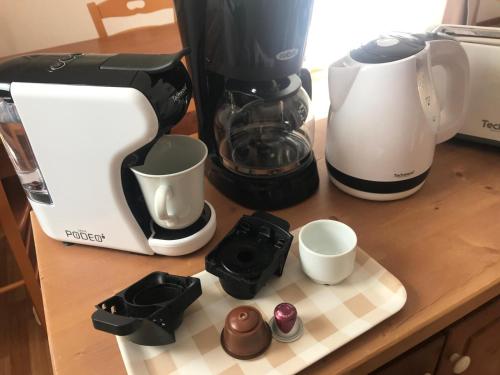 a coffee maker and cups on a counter at Bel appartement 6pers lumineux - Arvieux - Parc naturel du Queyras in Arvieux