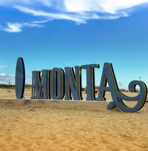 un panneau dans le sable en face de la plage dans l'établissement Arbousiers, à Vendays-Montalivet