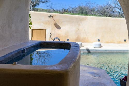 Anaktos Cave Housesの敷地内または近くにあるプール