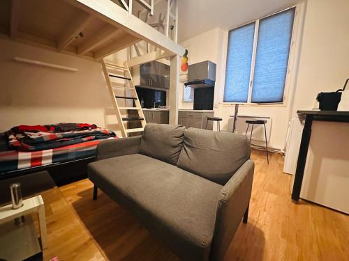 - un salon avec un canapé et des lits superposés dans l'établissement Chouette Studio à Bordeaux Centre, à Bordeaux