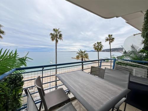 une table et des chaises sur un balcon avec vue sur l'océan dans l'établissement Studio Front de mer, à Antibes