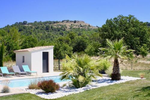 une villa avec piscine et palmiers dans l'établissement Villa Les Vignes d Antan, à Le Puy-Sainte-Réparade
