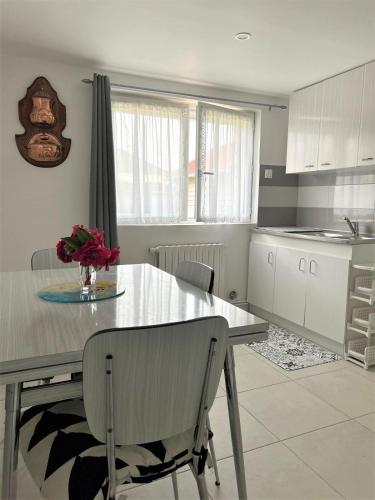 une cuisine avec une table avec un vase de fleurs dessus dans l'établissement Le Ponthieu de Bayeux, à Bayeux