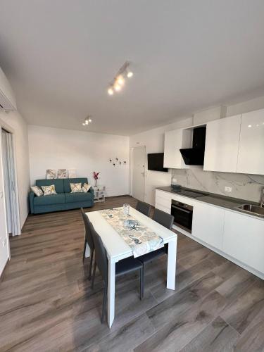 a kitchen and living room with a table and chairs at Attico sulla Riserva in San Benedetto del Tronto