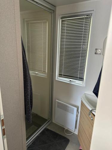 Ένα μπάνιο στο mobilhomme 3 Chambres avec piscine