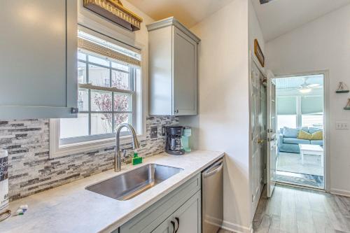 Η κουζίνα ή μικρή κουζίνα στο Private Yard, Patio and Grill Surfside Beach Home!