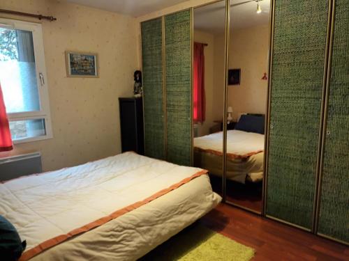 Ένα ή περισσότερα κρεβάτια σε δωμάτιο στο grand appartement en résidence