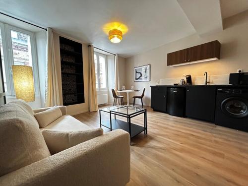 un salon avec un canapé et une table dans l'établissement E3 Reton T2 Design & Confort à 5min du Centre, à Épernay
