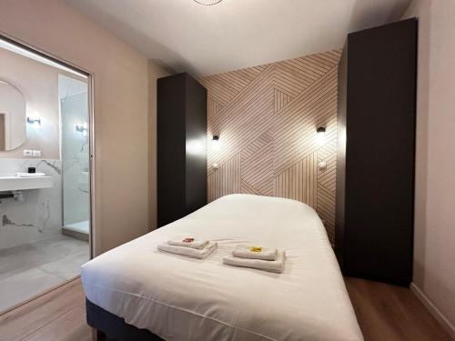 a bedroom with a bed with two towels on it at E3 Reton T2 Design & Confort à 5min du Centre in Épernay