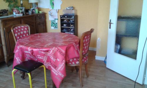 une cuisine avec une table avec une nappe rose dans l'établissement places 24 heure du mans plus logement, au Mans