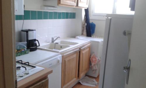 une petite cuisine avec un évier et un réfrigérateur dans l'établissement places 24 heure du mans plus logement, au Mans