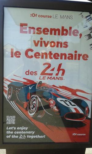 une affiche d'une voiture de course sur le côté dans l'établissement places 24 heure du mans plus logement, au Mans