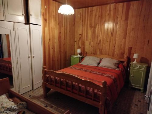 une chambre avec un lit et deux tables de nuit dans l'établissement PROCHE DE LA NATURE, à Mimizan