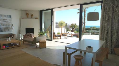 Photo de la galerie de l'établissement Magnifique maison posée sur le sable face à la mer, à Mauguio