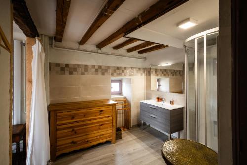 bagno con cassettiera in legno e lavandino di Gite Cal Pai a Eyne