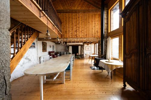- une longue table dans une chambre dotée de plafonds en bois dans l'établissement Gite Cal Pai, à Eyne