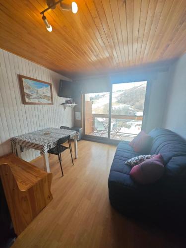 un salon avec un canapé et une table dans l'établissement Ski et montagne au Corbier !, à Villarembert