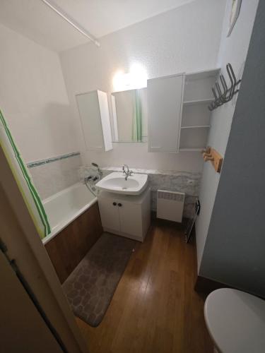La petite salle de bains est pourvue d'un lavabo et d'une baignoire. dans l'établissement Ski et montagne au Corbier !, à Villarembert