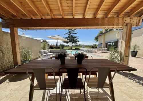 Photo de la galerie de l'établissement Grande ferme rénovée avec piscine - Villa Jolirose, à Alixan