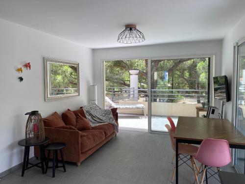 un salon avec un canapé et une table dans l'établissement les rivages de calvi, à Calvi