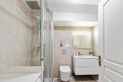 une salle de bain avec une douche, des toilettes et un lavabo dans l'établissement VILLA RENAISSANCE II - Somptueux deux pièces - Monaco - Parking Gratuit, à Beausoleil
