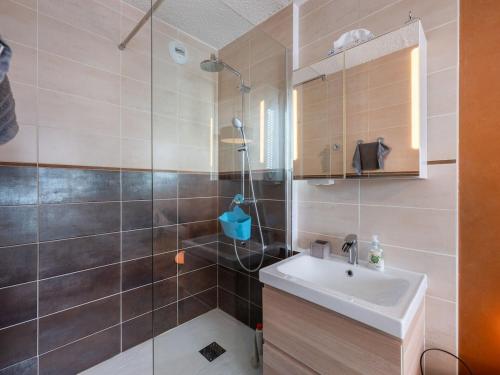 une salle de bain avec un lavabo et une douche dans l'établissement Skis aux pieds - 9 personnes - Val Thorens, à Val Thorens