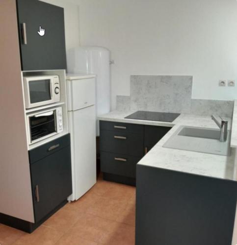 Dapur atau dapur kecil di Gites les Bleuets