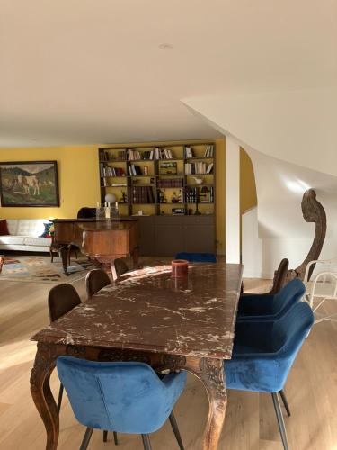 d'une salle à manger avec une table en marbre et des chaises bleues. dans l'établissement Belle villa plein centre à 150 m de la plage, à Villers-sur-Mer