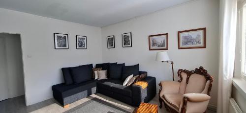 Posezení v ubytování City Apartment Sairaalakatu, lämmin sähköistetty autotalli sisältyy hintaan
