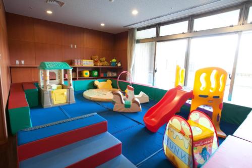a childrens play room with a slide and play equipment at Tsurugi Koizuki in Kamiichi