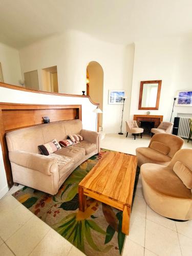 un salon avec un canapé et une table basse dans l'établissement Apt sur quai avec extérieur et parking, à Sète