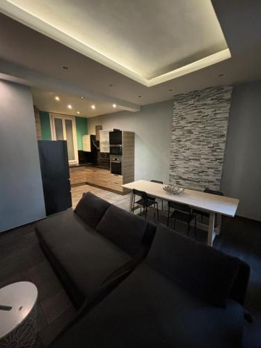 un salon avec un canapé et une table dans l'établissement T2 cosy proche commodités, à Marseille