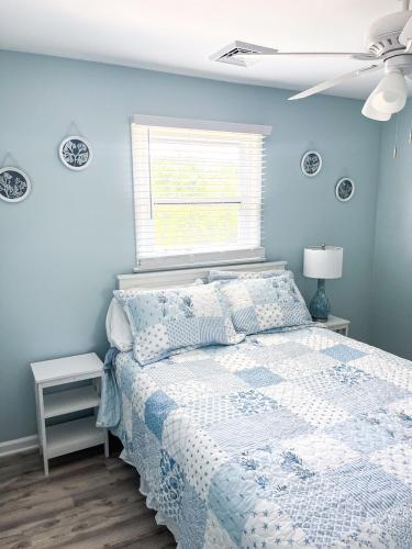 Ένα ή περισσότερα κρεβάτια σε δωμάτιο στο Sunset Villas Cape May - Steps to Bay and Sunset